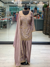 Load image into Gallery viewer, Aynoor Farsi Salwar