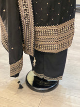 Load image into Gallery viewer, Lady In Black