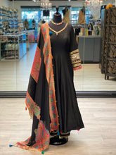 Load image into Gallery viewer, Vayuri
