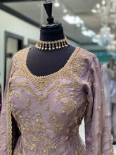 Load image into Gallery viewer, Aynoor Farsi Salwar
