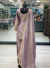 Load image into Gallery viewer, Aynoor Farsi Salwar
