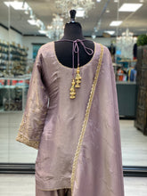 Load image into Gallery viewer, Aynoor Farsi Salwar
